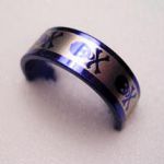 Anneau bague acier bleuté avec motif tête de mort