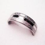 Anneau argenté avec motif rainuré