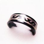 Anneau fantaisie avec motif Tribal sur fond noir